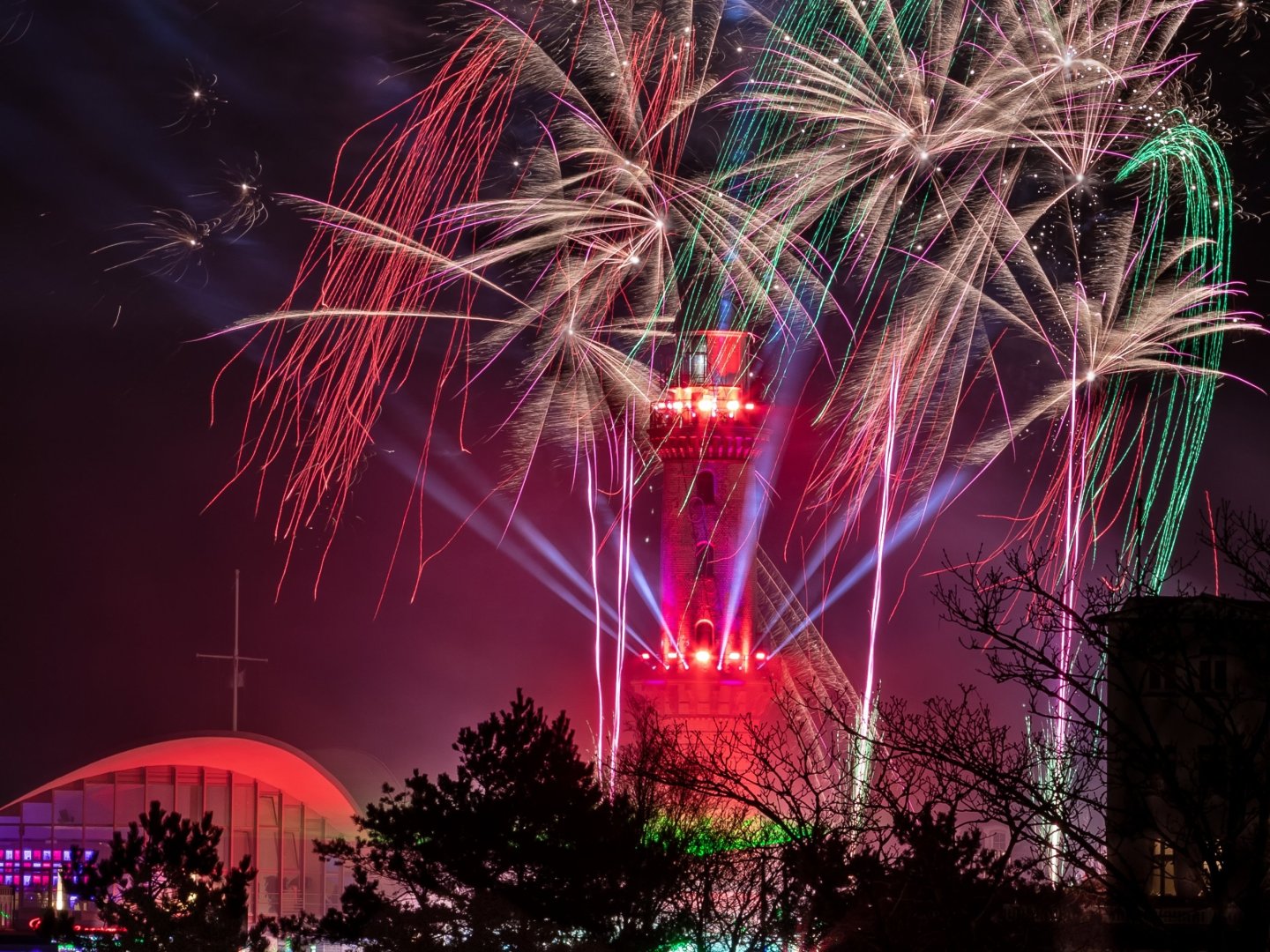 Erlebe das faszinierende Spektakel des 25. Warnemünder Turmleuchtens  