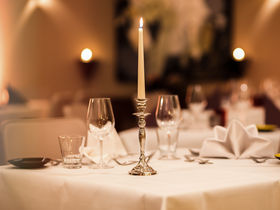 Romantischer Tag für Verliebte mit Candle-Light-Dinner