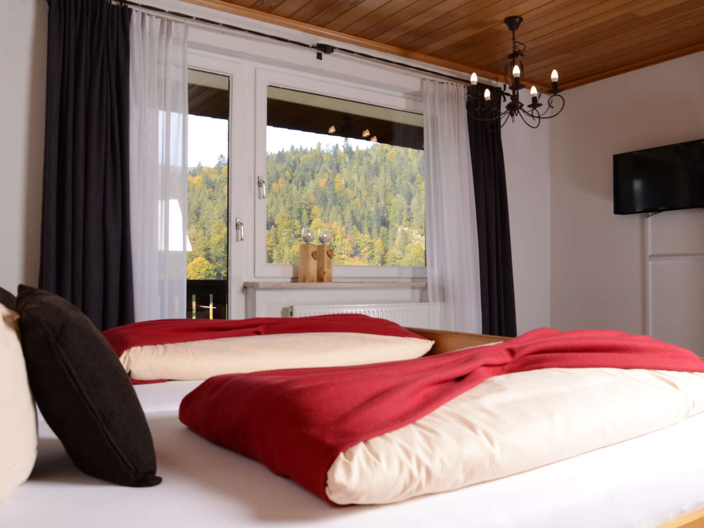 Kuschelstunden zu Zweit im romantischen Schwarzwald - 5 Tage mit Therme & Candle Light Diner