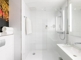 3 Tage Düsseldorf - Shopping, Kultur und Architektur inkl. Carepaket