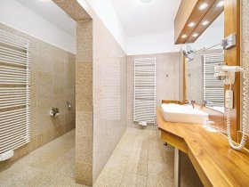 Magische Momente zum Jahreswechsel mit Gala-Buffet, Livemusik & Tanz