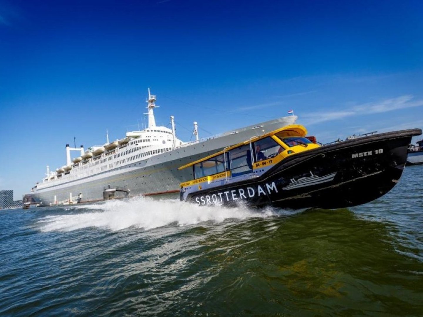 Kurzurlaub auf einem ehemaligen Kreuzfahrtschiff in Rotterdam