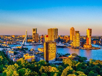 Kurzurlaub auf einem ehemaligen Kreuzfahrtschiff in Rotterdam