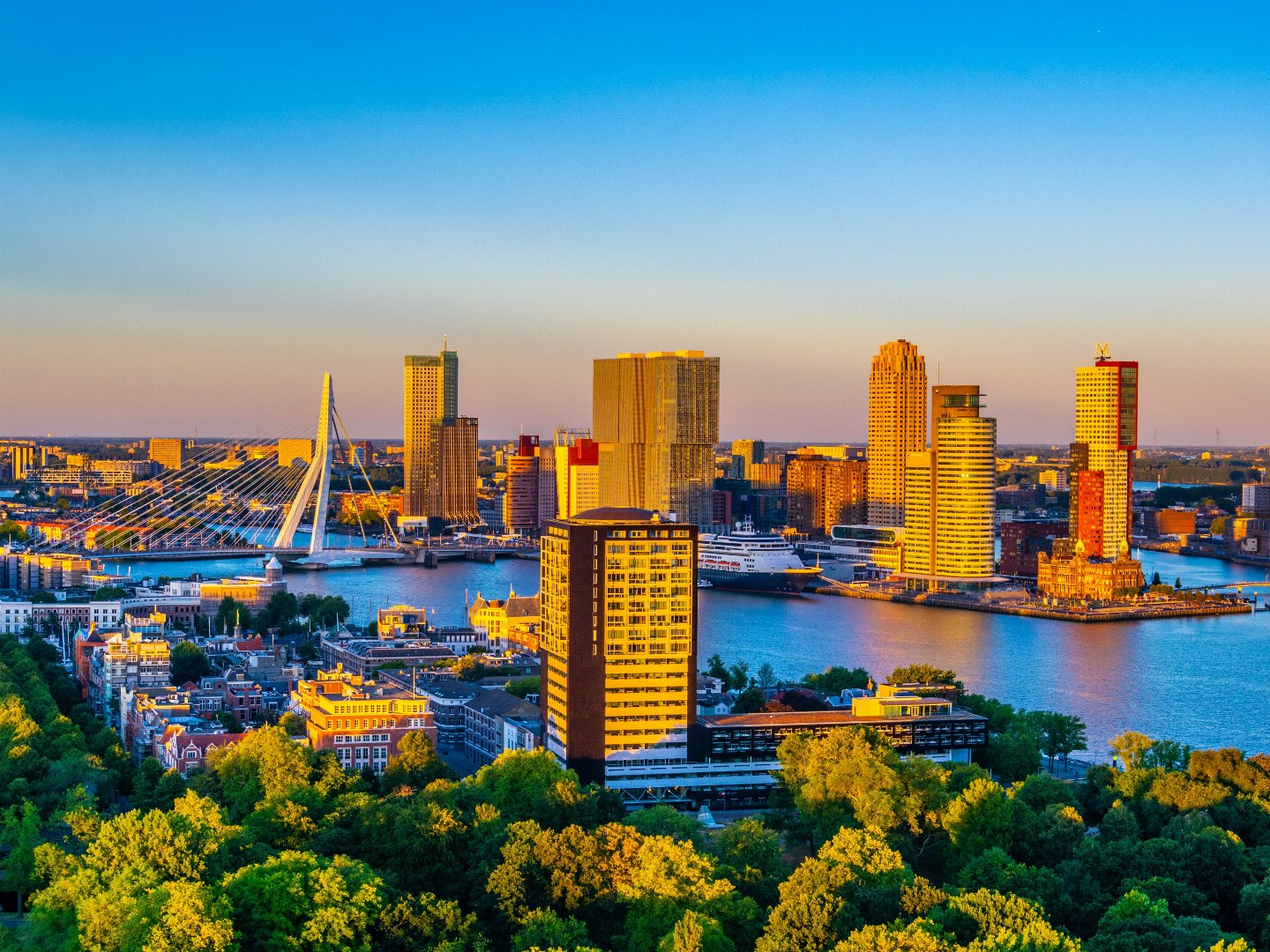 Kurzurlaub auf einem ehemaligen Kreuzfahrtschiff in Rotterdam 3 Nächte