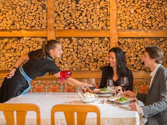 It's Snowtime - Skivergnügen in Saalbach Hinterglemm - Skipass Verkauf im Hotel