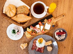 Schloss Romantik im Mostviertel inkl. 4-Gang-Candle-Light-Dinner & Blumenstrauß