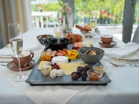 Schloss Romantik im Mostviertel inkl. 4-Gang-Candle-Light-Dinner & Blumenstrauß