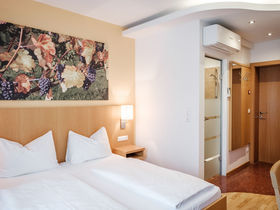 Advent in der Kellergasse Heiligenbrunn 3 Nächte, Dinner, heisser Aperol, Transfer uvm.  