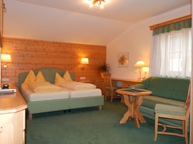 Familienurlaub inkl. Eintritt in die Erlebniswelt Therme AquaLux | 1 Kind bis 13,9 gratis | 3 Nächte