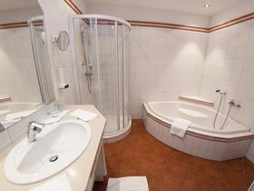 Familienurlaub inkl. Eintritt in die Erlebniswelt Therme AquaLux | 1 Kind bis 13,9 gratis | 3 Nächte