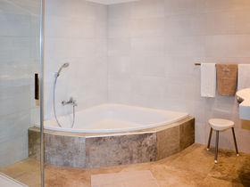 Familienurlaub inkl. Eintritt in die Erlebniswelt Therme AquaLux | 1 Kind bis 13,9 gratis | 3 Nächte