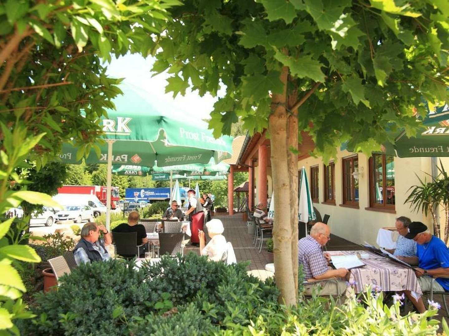 Bunte Vielfalt in der Tüte - Shopping im Outlet inkl. 4-Gang-Menü  2