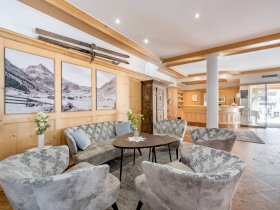 Sonnenskilauf in Galtür - Winter in den Tiroler Bergen