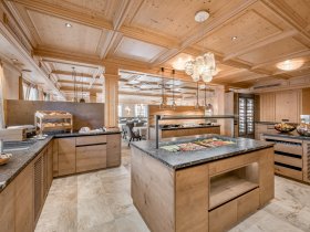 Sonnenskilauf in Galtür - Winter in den Tiroler Bergen