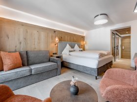 Sonnenskilauf in Galtür - Winter in den Tiroler Bergen