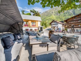 Sonnenskilauf in Galtür - Winter in den Tiroler Bergen