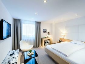 Sonnenskilauf in Galtür - Winter in den Tiroler Bergen