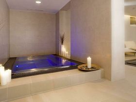 Sonnenskilauf in Galtür - Winter in den Tiroler Bergen