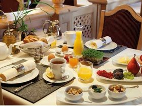 Sonnenskilauf in Galtür - Winter in den Tiroler Bergen