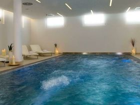 Sonnenskilauf in Galtür - Winter in den Tiroler Bergen