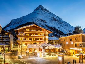 Sonnenskilauf in Galtür - Winter in den Tiroler Bergen