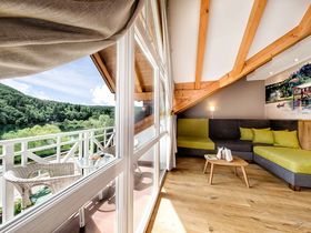 Frühlingsbaden am Montiggler See im Süden Südtirol  