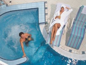 Frühlingsbaden am Montiggler See im Süden Südtirol  