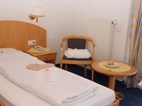 Frühlingsbaden am Montiggler See im Süden Südtirol  