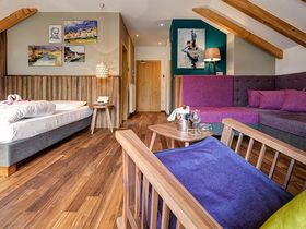 Frühlingsbaden am Montiggler See im Süden Südtirol  