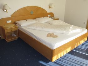 Frühlingsbaden am Montiggler See im Süden Südtirol  