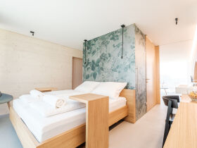 Exklusiver Rückzugsort: Luxuslodge & VIP-Thermentag im Einklang | 5 Nächte