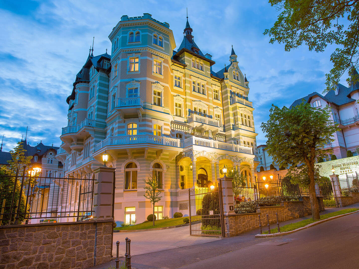 Erholungstage mit Halbpension im Savoy Westend Hotel / 3 Tage 