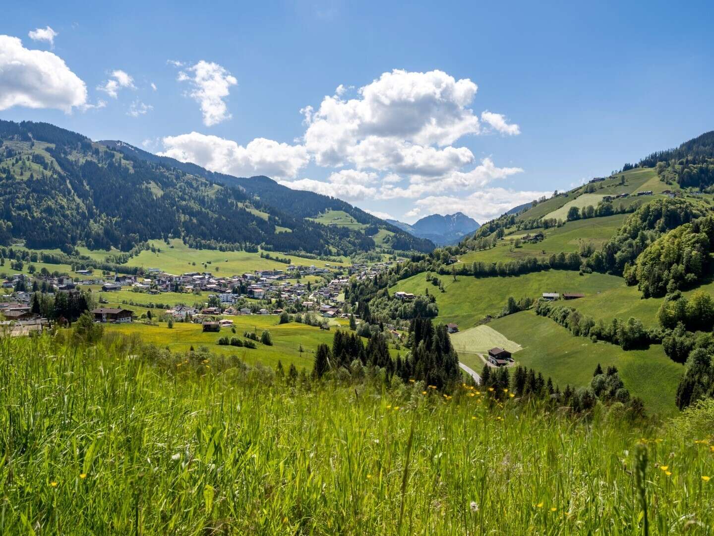 Sonnenskilauf in den Tiroler Bergen 