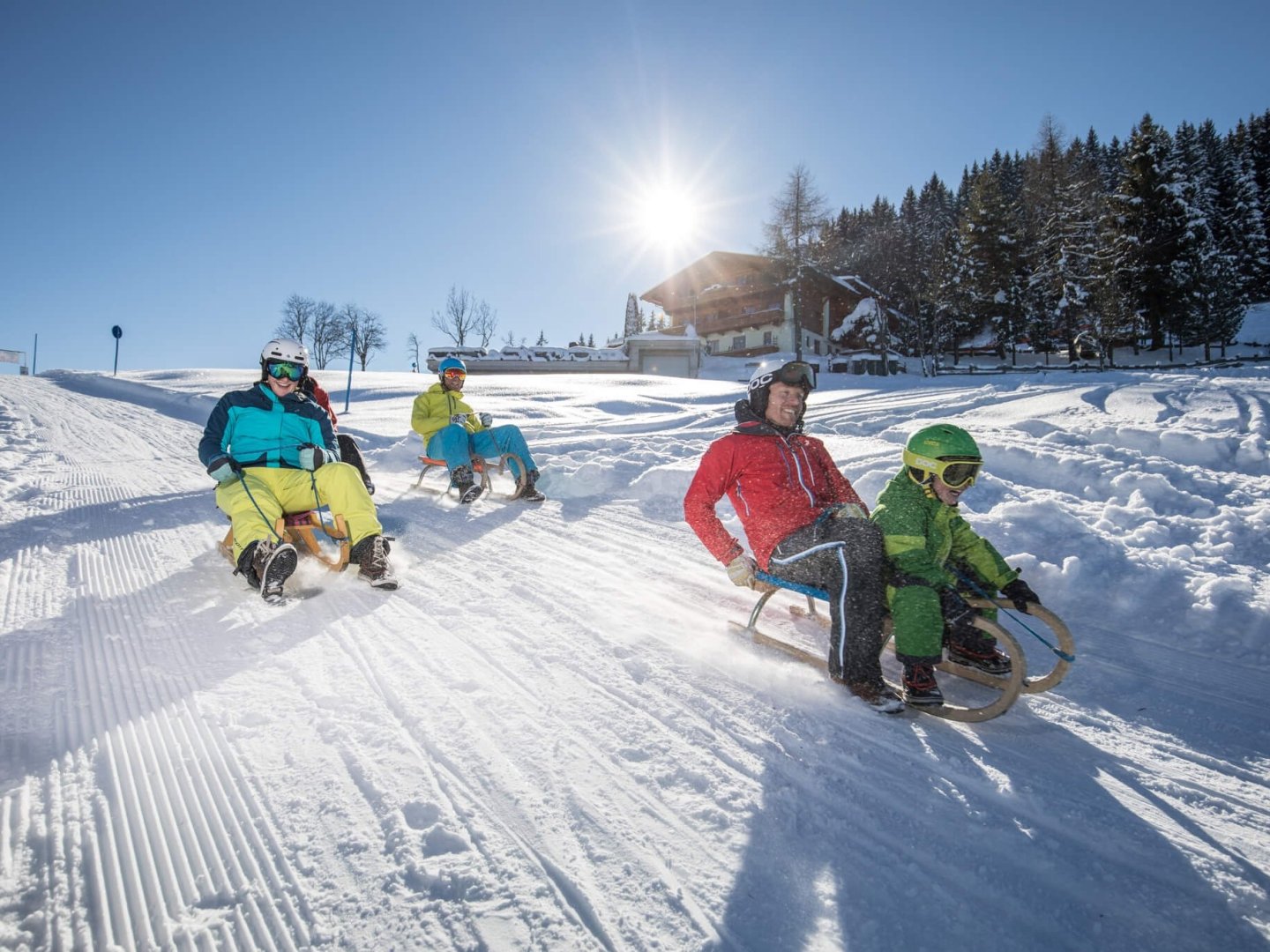 Sonnenskilauf in den Tiroler Bergen 